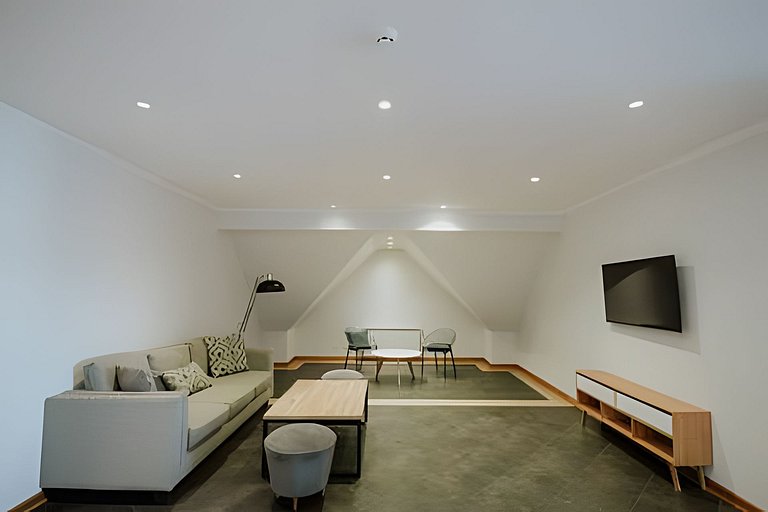 Huge, modern in the heart of the city 3A
