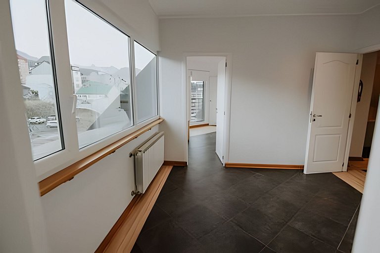 Huge, modern in the heart of the city 3A